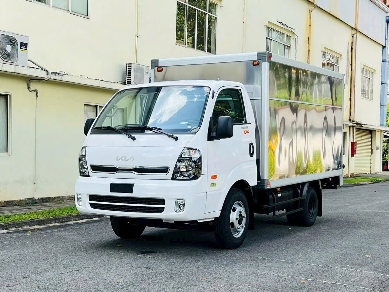 XE K200 THÙNG KÍN - TẢI 1,9 TẤN